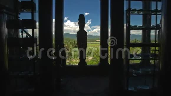 镜头移动通过圣殿大厅窗口显示景观视频的预览图