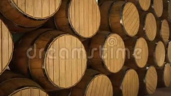 有木桶的仓库用于葡萄酒威士忌或其他酒精木制的大桶躺在几排装载视频的预览图