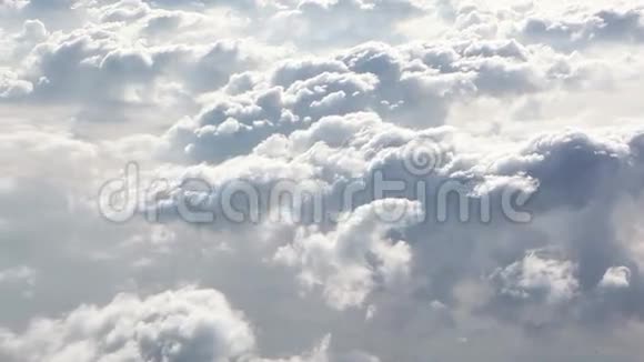 高清云层之上空中飞翔视频的预览图