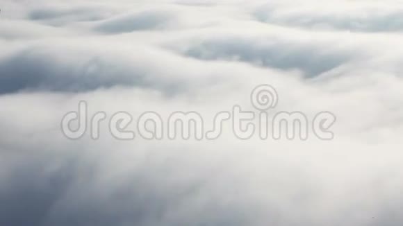 高清云层之上空中飞翔视频的预览图