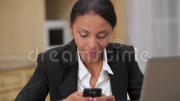 忙碌的女商人用手机发短信视频的预览图