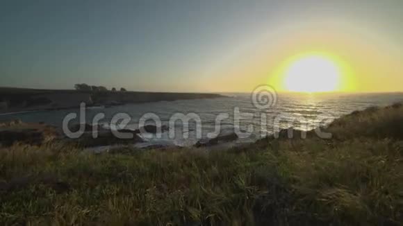 斯波涅拉湾的鹤射戏剧性的日落视频的预览图