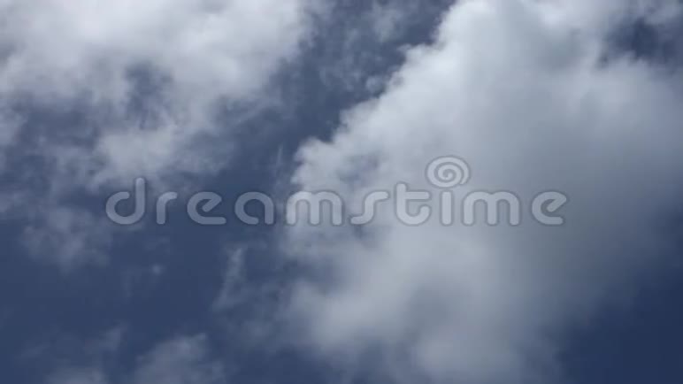 云层穿过热带天空视频的预览图