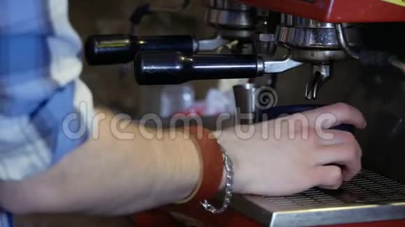 咖啡师用咖啡机煮咖啡视频的预览图