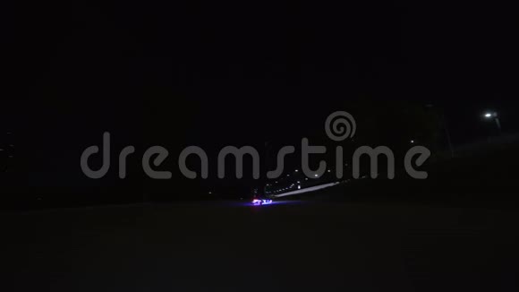 电动长板乘坐夜间城市与LED和电机视频的预览图