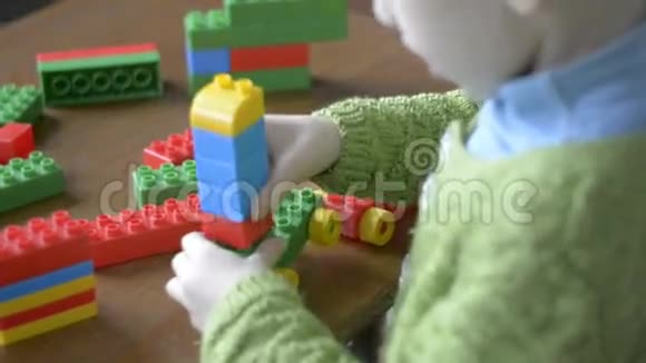 一个玩造型的男孩视频的预览图