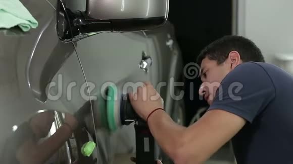 工人用动力缓冲机抛光汽车视频的预览图