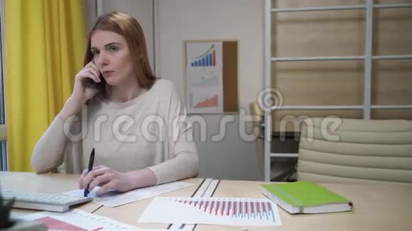 女人在工作场所接电话视频的预览图