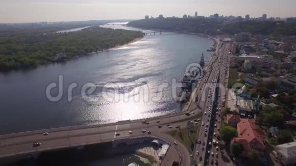 大河堤上交通堵塞的鸟瞰图视频的预览图