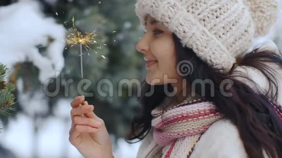 冬天的年轻女子肖像燃烧着火光视频的预览图