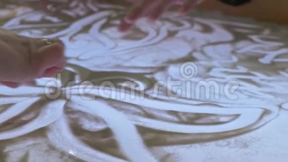 沙画抽象手工制作背景沙子动画女人用沙子画画视频的预览图