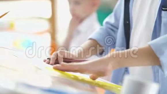 用铅笔和尺子特写儿童手视频的预览图