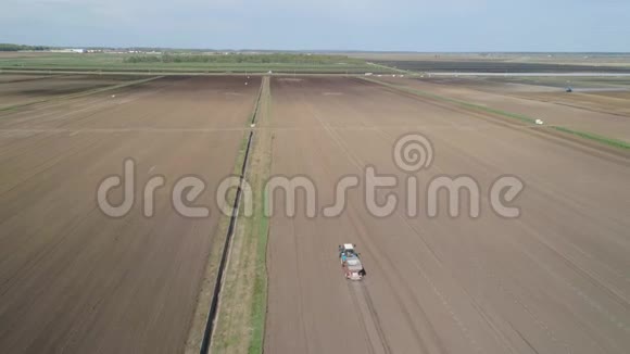 农用地上的拖拉机是用化肥耕种的视频的预览图
