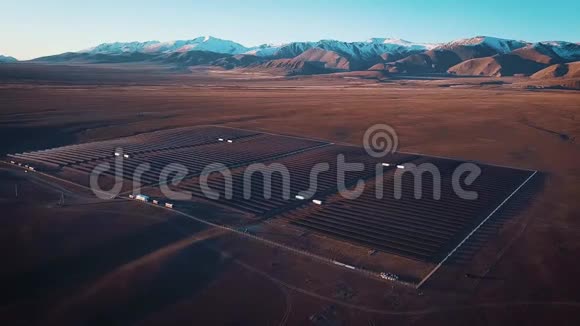 太阳能电池板的空中拍摄太阳能发电厂4k慢动作空中射击大工业太阳能视频的预览图