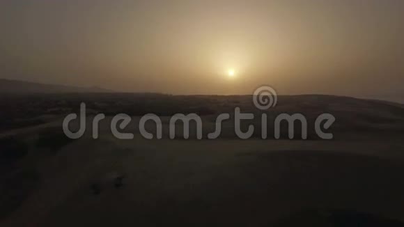 日落时沙丘的空中景象视频的预览图
