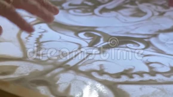 沙画抽象手工制作背景沙子动画女人用沙子画画视频的预览图