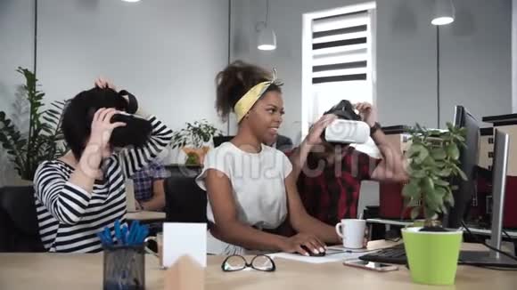 建筑师在VR眼镜工作视频的预览图