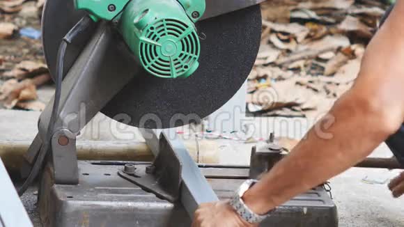 工人用切割机切割钢材视频的预览图