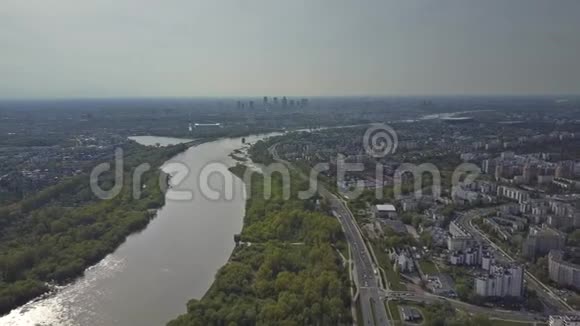 阳光明媚的波兰的维斯特拉河和华沙城市景观视频的预览图