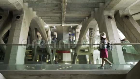 女人走在现代火车站里视频的预览图