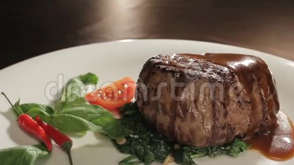 用蔬菜卷装饰的盘子上的烤肉视频的预览图