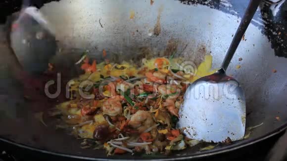 带虾的泰国菜视频的预览图