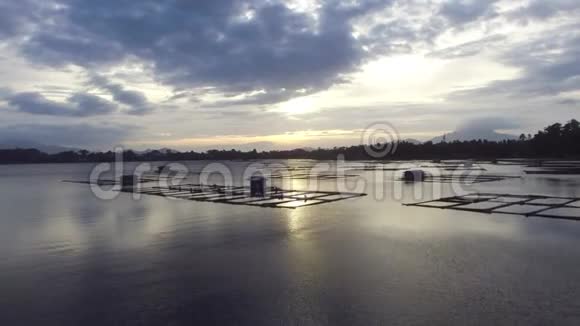 湖面上竹结构上漆黑的日落剪影视频的预览图