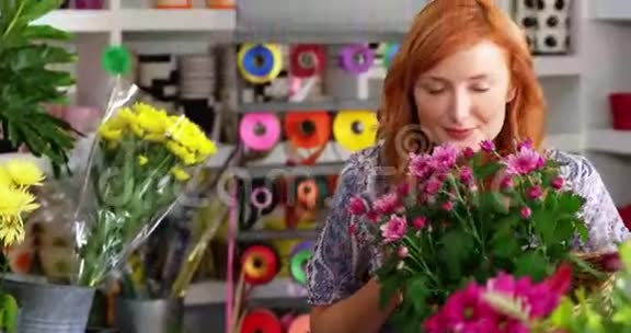 美丽的女花店闻着一束向日葵视频的预览图