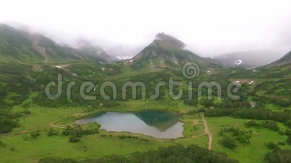 野生动物湖中山的倒影镜子视频的预览图