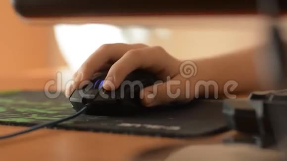 手触键盘和电脑鼠标特写视频的预览图