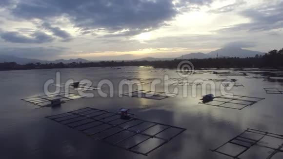 湖面上竹结构上漆黑的日落剪影式视频的预览图