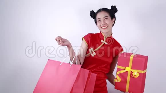 女人手里拿着购物袋和红色礼盒概念中国新年庆典视频的预览图
