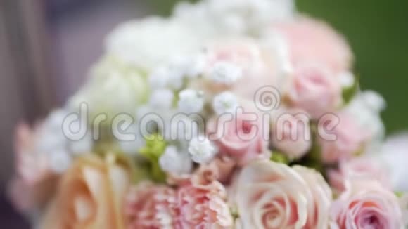 在树叶的背景下美丽的婚礼花束视频的预览图