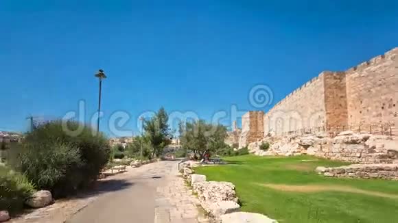防御墙的古圣耶路撒冷延时超移被明亮的太阳照亮奇妙的绿色草坪视频的预览图