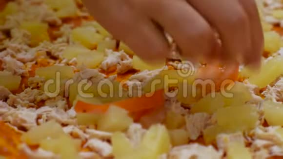用鸡肉和西红柿做自制披萨视频的预览图