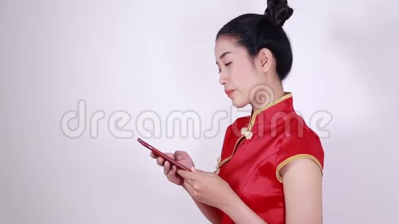 女人穿旗袍用手机视频的预览图