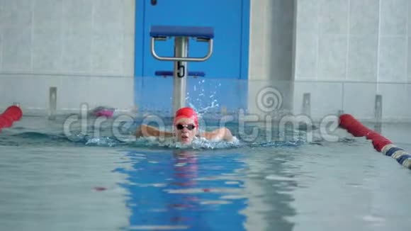 动作女运动员以蝴蝶的方式游泳视频的预览图