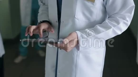 医生在医院走廊里放了一片药片视频的预览图