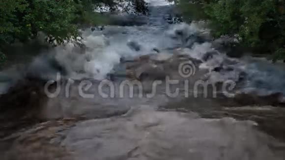 河水上涨的景象视频的预览图