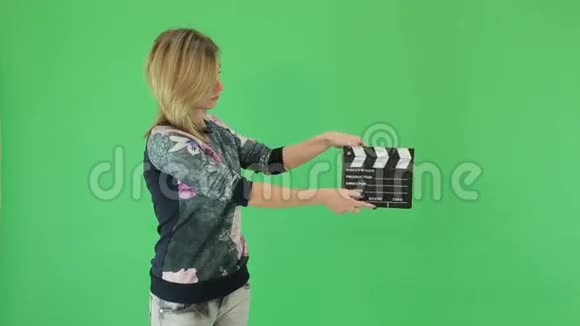一个漂亮的女孩绿色的剪贴板视频的预览图