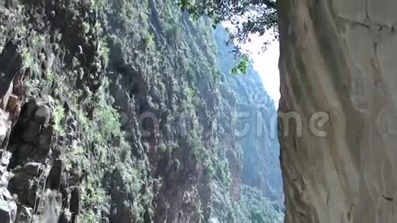 峡谷中的景色倾斜低角度视频的预览图