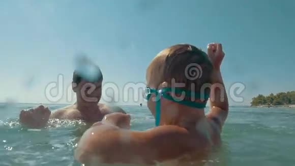 父母和孩子在海上玩耍泼水视频的预览图