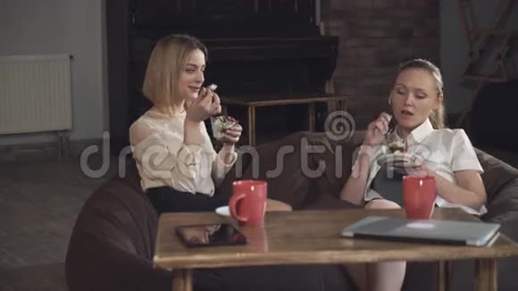 两个商务女性在吃甜点和说话视频的预览图