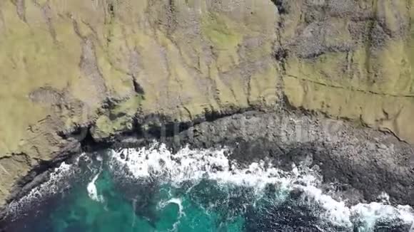 在法罗群岛丹麦皇家群岛的法罗群岛足总航空景观与无人驾驶飞机在悬崖和群山旁边飞行视频的预览图