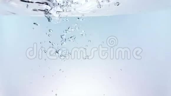 新鲜的气泡溅落到水里在白色背景上缓慢地喷射纯净干净视频的预览图