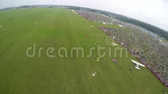 降落伞跳跃出色的跳伞一个人在空中自由飞翔视频的预览图