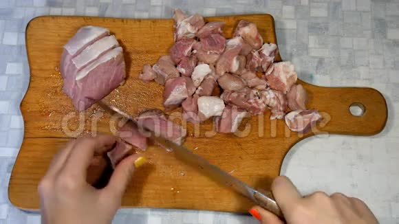 女人在切割板上切猪肉视频的预览图