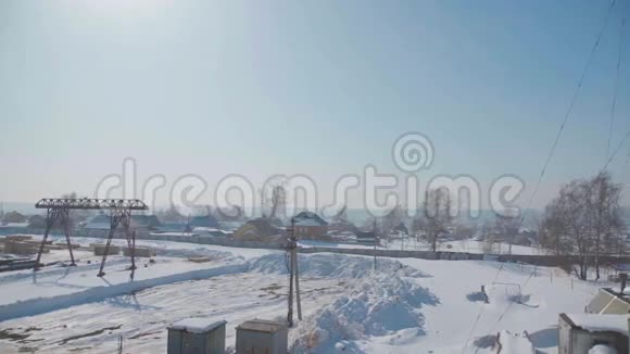 从工业基地的窗户看一片荒地白雪视频的预览图
