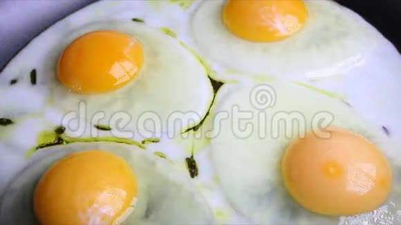 煎锅中煎蛋的过程视频的预览图