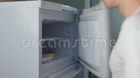 男人从冰箱里拿鸡肉视频的预览图